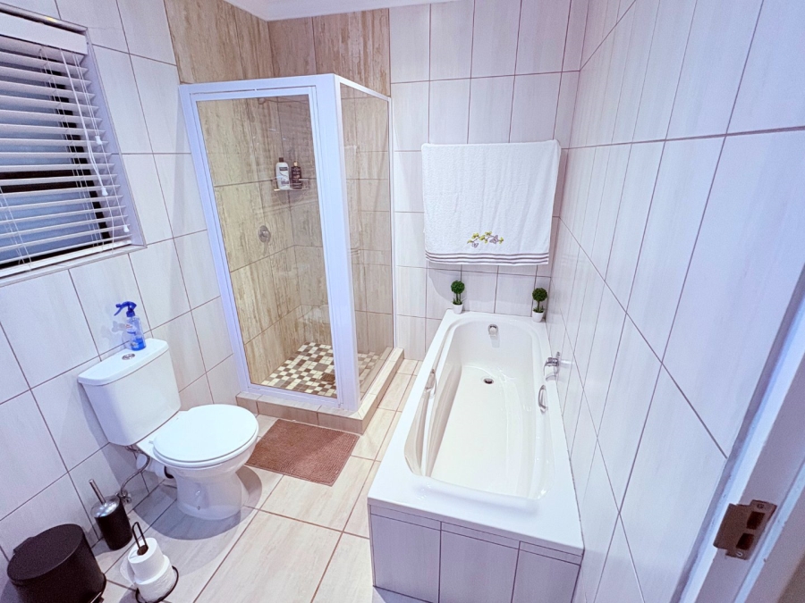 5 Bedroom Property for Sale in Reebok Western Cape